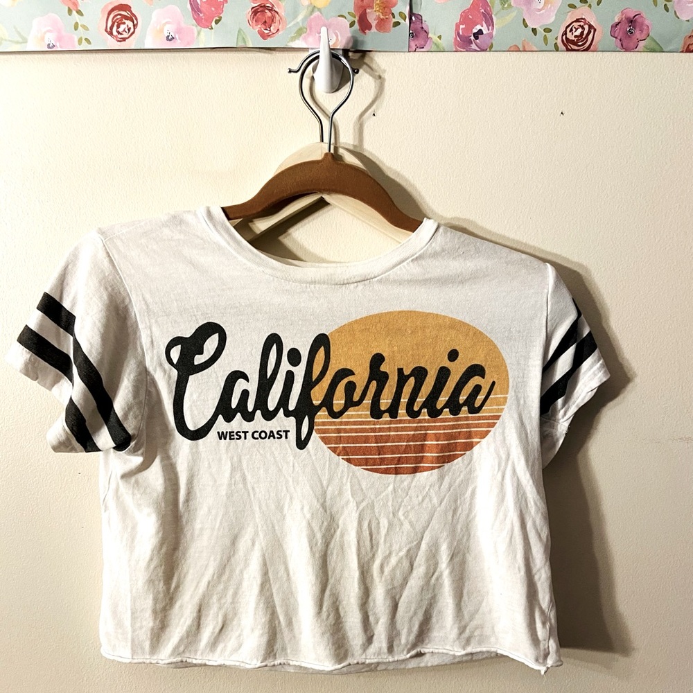 📚4/$20 CALI GRAPHIC TEE RAW HEM SLIGHT CROP SHORT
